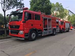 重汽豪沃7噸干粉水聯(lián)用消防車